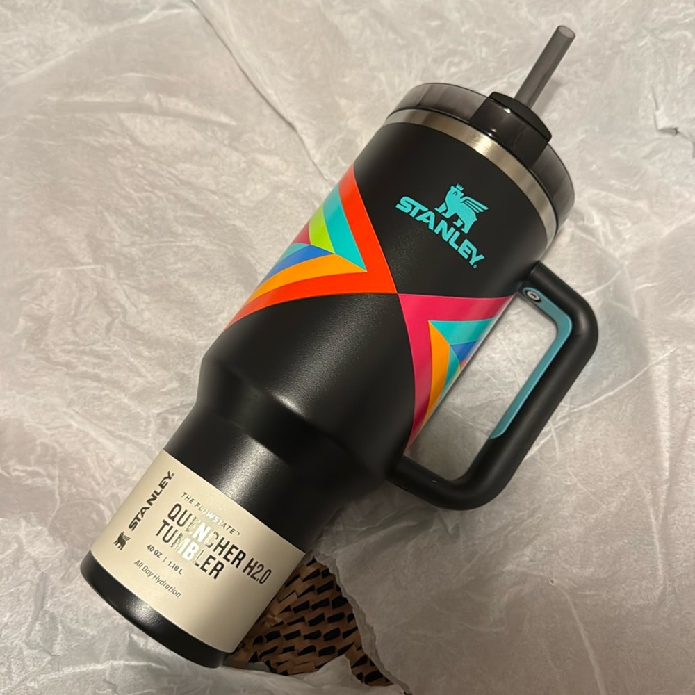 NWT Stanley 40oz tumbler in hyper geo